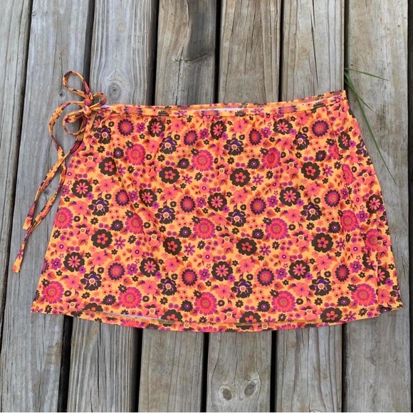 Bikini top & sarong - Picture 5 of 7